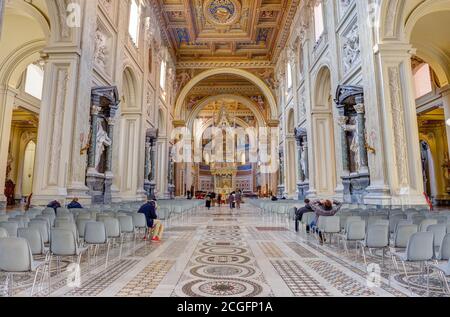 Innenraum der Basilika San Giovanni in Laterano (päpstliche Archbasilika des Hl. Johannes Lateran). Stockfoto