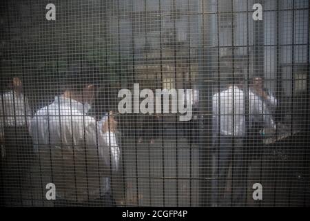 Tokio, Japan. September 2020. Raucher stehen in einem Kreis in einem ausgewiesenen Raucherbereich, während sie soziale Distanz beibehalten. Kredit: SOPA Images Limited/Alamy Live Nachrichten Stockfoto