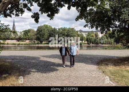 Rentnerpaar bei einem Spaziergang auf der Elbe in Dresden Stockfoto