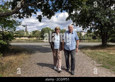 Rentnerpaar bei einem Spaziergang auf der Elbe in Dresden Stockfoto