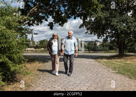 Rentnerpaar bei einem Spaziergang auf der Elbe in Dresden Stockfoto