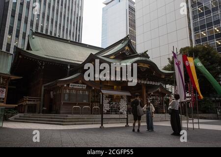 Tokio, Japan. September 2020. Besucher mit Gesichtsmasken fotografieren den Kotohira-gu Schrein in Minato-Ku. Kredit: SOPA Images Limited/Alamy Live Nachrichten Stockfoto
