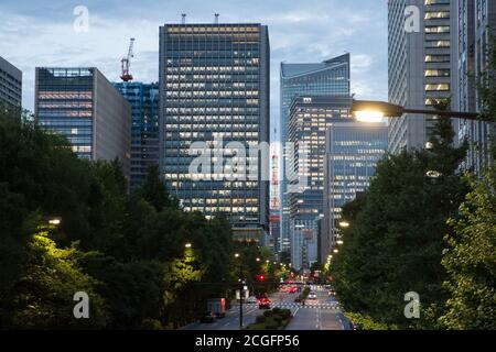 Tokio, Japan. September 2020. Tokyo Tower ist zwischen Gebäuden von einer Fußgängerbrücke in der Nähe von Hibiya Park in Chiyoda-Ku zu sehen. Kredit: SOPA Images Limited/Alamy Live Nachrichten Stockfoto
