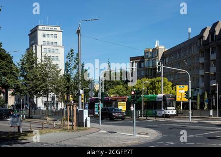 Blick auf den Albertplatz, im Hintergrund das Simmel-Center, ehemals DVB-Hochhaus, das älteste Bürohochhaus Dresdens Stockfoto