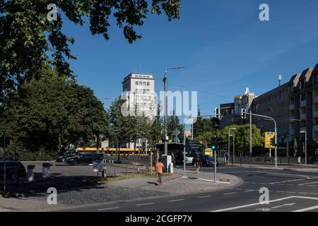 Blick auf den Albertplatz, im Hintergrund das Simmel-Center, ehemals DVB-Hochhaus, das älteste Bürohochhaus Dresdens Stockfoto