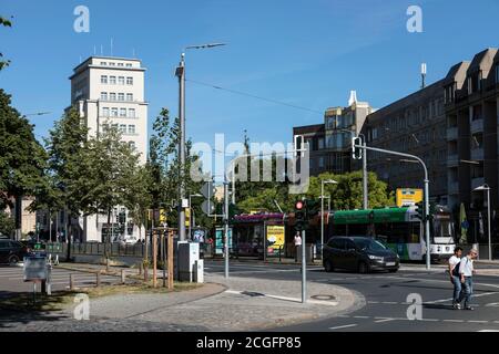 Blick auf den Albertplatz, im Hintergrund das Simmel-Center, ehemals DVB-Hochhaus, das älteste Bürohochhaus Dresdens Stockfoto