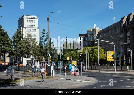 Blick auf den Albertplatz, im Hintergrund das Simmel-Center, ehemals DVB-Hochhaus, das älteste Bürohochhaus Dresdens Stockfoto