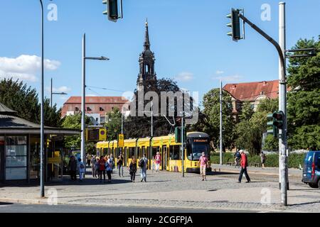 Straßenbahnhaltestelle am Albertplatz in Dresden Stockfoto