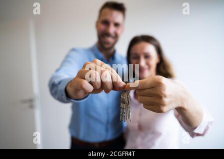 Neues Zuhause Kaufen. Paar Mit Den Hausschlüsseln Stockfoto