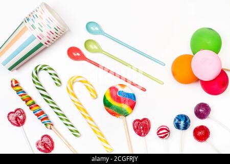 Verschiedene Lollipos und Süßigkeiten Stöcke auf einem weißen Hintergrund in Eine Ansicht von oben Stockfoto