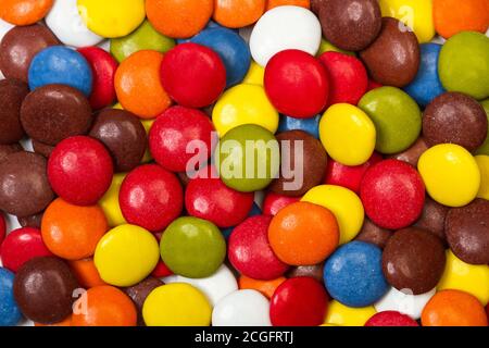 Bunte Hartschalenschokolade Bonbons in einer Draufsicht Stockfoto