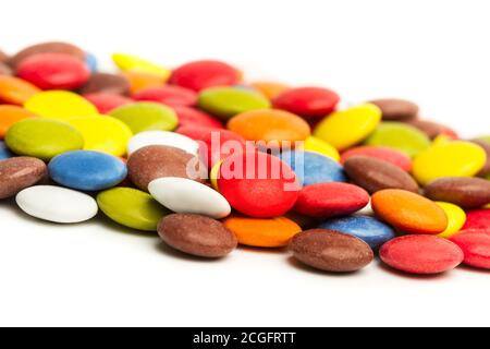 Bunte harte Schale Schokolade Bonbons isoliert auf einem weißen Hintergrund Stockfoto