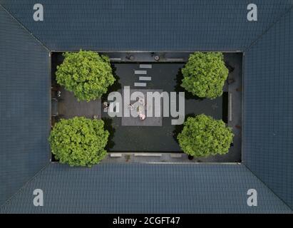 (200911) -- HANGZHOU, 11. September 2020 (Xinhua) -- Luftfoto vom 21. April 2018 zeigt Liang Zhefeng (1. L), Besitzer einer Gastfamilie, die auf einem alten Haus gebaut wurde und den Gästen in seiner Gastfamilie im Shangyu Bezirk der Stadt Shaoxing, ostchinesische Provinz Zhejiang Tee serviert. In den letzten 15 Jahren, geleitet von der Überzeugung, dass "klares Wasser und üppige Berge sind unschätzbare Vermögenswerte", eine große Anzahl von Dörfern in der Provinz Zhejiang haben Umweltveränderungen unterzogen, Anziehen von Investitionen zurück auf dem Land und die Entwicklung der Gastfamilie Tourismus. Als Pionier Stockfoto