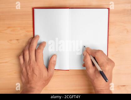 Hände des Autors, der Autogramm auf der Seite von gibt Sein Buch Draufsicht Stockfoto