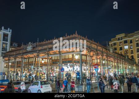 Madrid, Spanien - 13. April 2019: Nacht der Skyline der Stadt auf dem San Miguel Markt Stockfoto