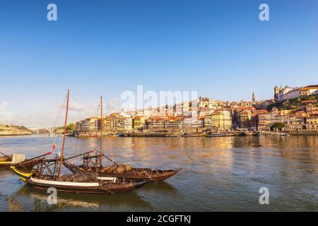 Porto Portugal City Skyline in Porto Ribeira und den Fluss Douro mit Rabelo Wein Boot Stockfoto