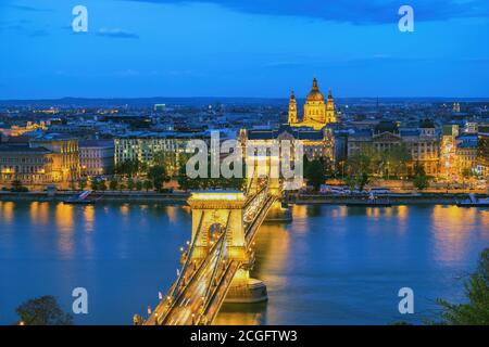 Budapest Ungarn, Skyline Nacht an der Donau mit Kettenbrücke und St.-Stephans-Basilika Stockfoto