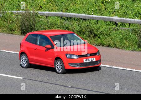 2012 Red VW Volkswagen Polo Match 85; Fahrzeuge, die Fahrzeuge auf britischen Straßen fahren, Motoren, die auf dem Autobahnnetz der M6 fahren. Stockfoto