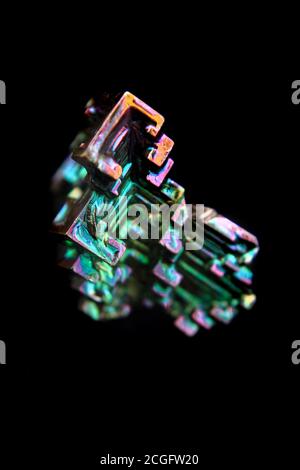 Bismuth (Bismuthium) Metall isoliert auf dem schwarzen Hintergrund Stockfoto