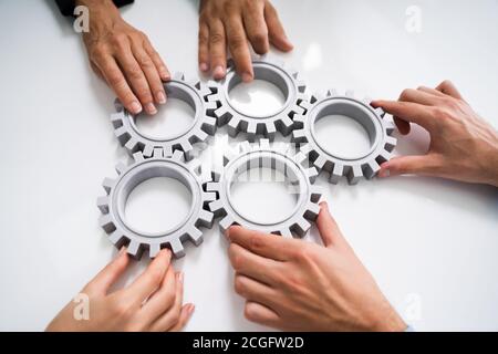 Innovative Geschäftsleute Team Hände Fügen Gears Am Schreibtisch Stockfoto