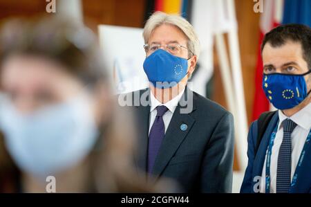 Berlin, Deutschland. September 2020. Paolo Gentiloni, EU-Kommissar für Wirtschafts- und Währungsfragen und Kommissar für Steuern und Zollunion, kommt mit einem Muins-Nasenschutz zum Treffen der Eurogruppe und zum informellen Rat der EU-Wirtschafts- und Finanzminister. Quelle: Kay Nietfeld/dpa/Alamy Live News Stockfoto