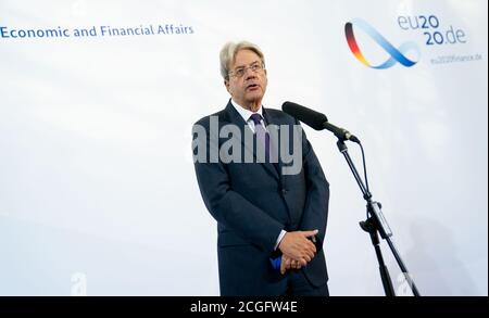 Berlin, Deutschland. September 2020. Paolo Gentiloni, EU-Kommissar für Wirtschaft und Währung und Kommissar für Steuern und Zollunion, spricht zu Beginn des Treffens der Eurogruppe und des informellen Rates der Wirtschafts- und Finanzminister der EU vor den Medienvertretern. Quelle: Kay Nietfeld/dpa/Alamy Live News Stockfoto