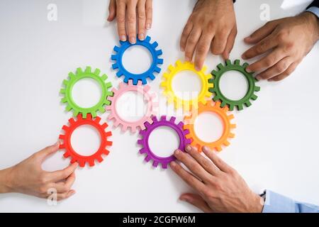 Innovative Geschäftsleute Team Hände Fügen Gears Am Schreibtisch Stockfoto