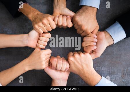 Team Hand Zusammen In Kreis. Zusammenhalt Der Gruppe Stockfoto