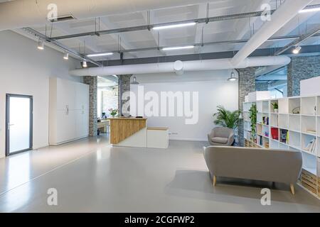 Halle des Geschäftsgebäudes mit hellen Farben. Interieur des Geschäftsbüros im Geschäftszentrum. Rezeption Stockfoto