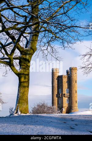 Der Broadway Tower in der Nähe des Dorfes Broadway im Schnee und Morgenlicht. Stockfoto