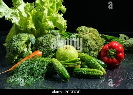 Foto von grünem Gemüse Set mit rotem Pfeffer und Orange Karotte Stockfoto