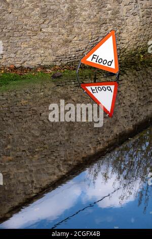 Überflutete Straßen im Dorf Cerney Wick nach mehr heftigen Regenfällen. Stockfoto