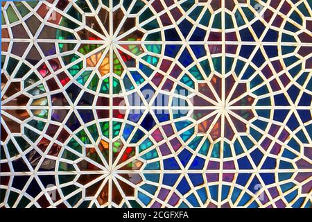 Kunsthandwerkliches Buntglasfenster aus mehrfarbigen Gläsern. Stockfoto
