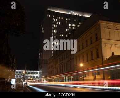 Berlin, Deutschland. September 2020. Blick auf das Bettenhaus der Charité. (Langzeitbelichtung) Quelle: Paul Zinken/dpa-Zentralbild/ZB/dpa/Alamy Live News Stockfoto