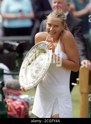 MARIA SHARAPOVA FEIERT DEN SIEG IM EINZEL-FINALE DER FRAUEN, WIMBLEDON TENNIS CHAMPIONSHIPS, LONDON. 03 JUL 2004 BILDNACHWEIS : © MARK PAIN / ALAMY Stockfoto