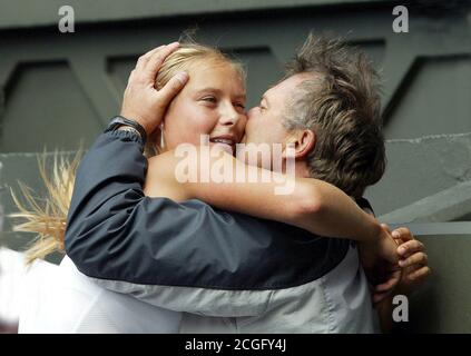 MARIA SHARAPOVA FÄLLT IN DIE ARME IHRES VATERS YURI.FRAUEN SINGLES FINALE, WIMBLEDON TENNIS CHAMPIONSHIPS, LONDON 03/07/2004 PIC CREDIT : MARK PAIN Stockfoto