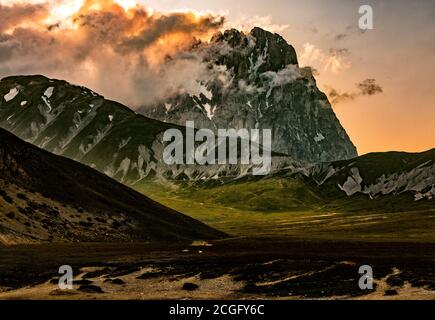 Gran Sasso und Nationalpark Monti della Laga. Dramatischer Sonnenuntergang auf dem Corno Grande. Abruzzen, Italien, Europa Stockfoto