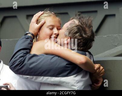 MARIA SHARAPOVA FÄLLT IHREM VATER JURI IN DIE ARME. FRAUEN-EINZEL-FINALE, WIMBLEDON TENNIS CHAMPIONSHIPS, LONDON. BILDNACHWEIS : © MARK SCHMERZ Stockfoto