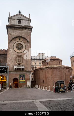 Der Uhrturm der Kirche Rotonda di San Lorenzo befindet sich auf der Piazza delle Erbe Mantua, Lombardei, Italien. Stockfoto