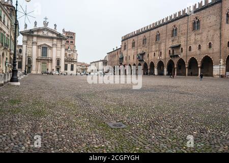 Der berühmte Platz Piazza Sordello und die Kathedrale San Pietro apostolo in Mantua, Lombardei, Italien. Stockfoto