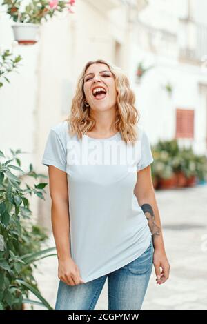 Junge Frauen in T-Shirt und Jeans schreien Stockfoto