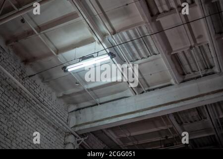 Die Decke eines Industriegebäudes mit Beleuchtung in einer Lampe, Foto von unten nach oben Stockfoto