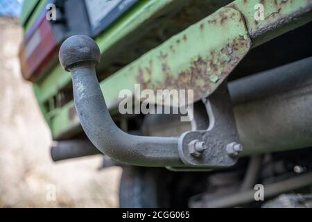 Alte Haken Sie die Abschleppstange auf dem alten Auto schließen Nach oben Stockfoto