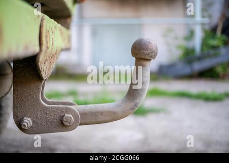 Alte Haken Sie die Abschleppstange auf dem alten Auto schließen Nach oben Stockfoto