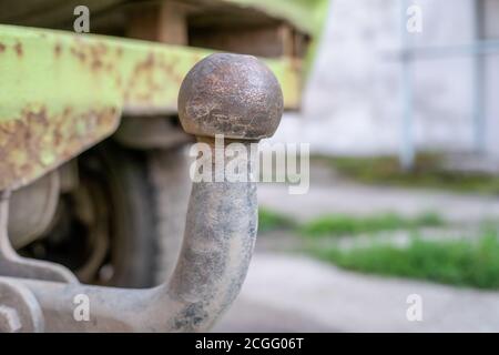 Alte Haken Sie die Abschleppstange auf dem alten Auto schließen Nach oben Stockfoto