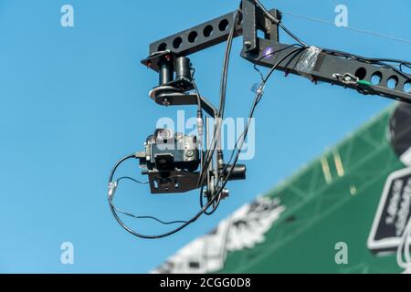 Vorbereitung auf die Dreharbeiten zum Konzert auf der Straße an einem sonnigen Tag. Fotoausrüstung gegen den Himmel und ein Stück der Szene Stockfoto