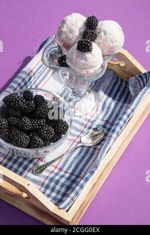 Brombeeren auf einer hellen Platte. Fruchtschalung.Vertikale Ausrichtung. Nahaufnahme. Platz für einen Kopierbereich Stockfoto