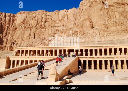 Touristen im beeindruckenden Totentempel der Königin Hatschepsut. Westufer des Nils in der Nähe des Tals der Könige. Luxor Ägypten. Stockfoto