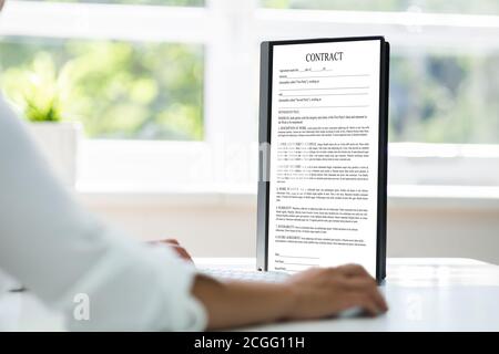 Job Application Contract Für Mitarbeiter Auf Computer. Banken Und Finanzen Stockfoto