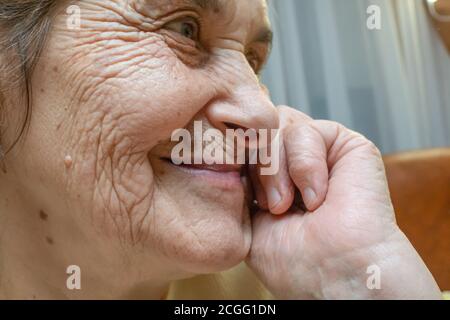 Porträt einer glücklich lächelnden älteren Frau mit einem Maulwurf Über ihrer Lippe Stockfoto